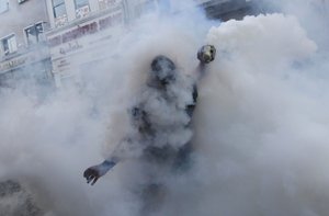 Demonstrant i tårgas molnet